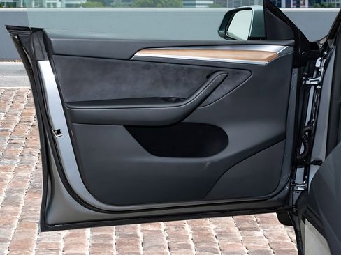 Used 2024 Tesla Model Y Long Range image 11