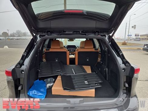 New 2026 Toyota Highlander Platinum image 32