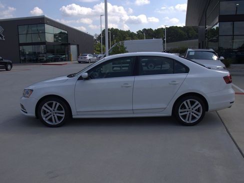 Used 2017 Volkswagen Jetta SEL image 2