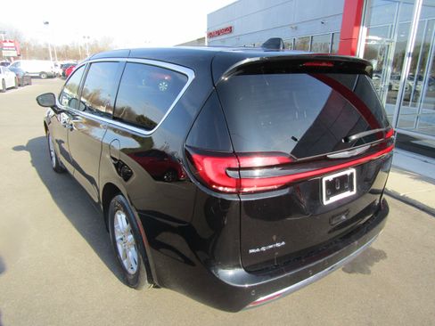 Used 2025 Chrysler Pacifica Select image 7
