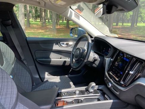 Used 2023 Volvo XC60 B5 Core image 22