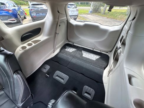 Certified 2023 Chrysler Pacifica Touring-L FWD image 13