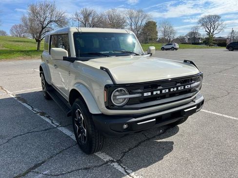 Used 2025 Ford Bronco Outer Banks AWD/4WD image 2