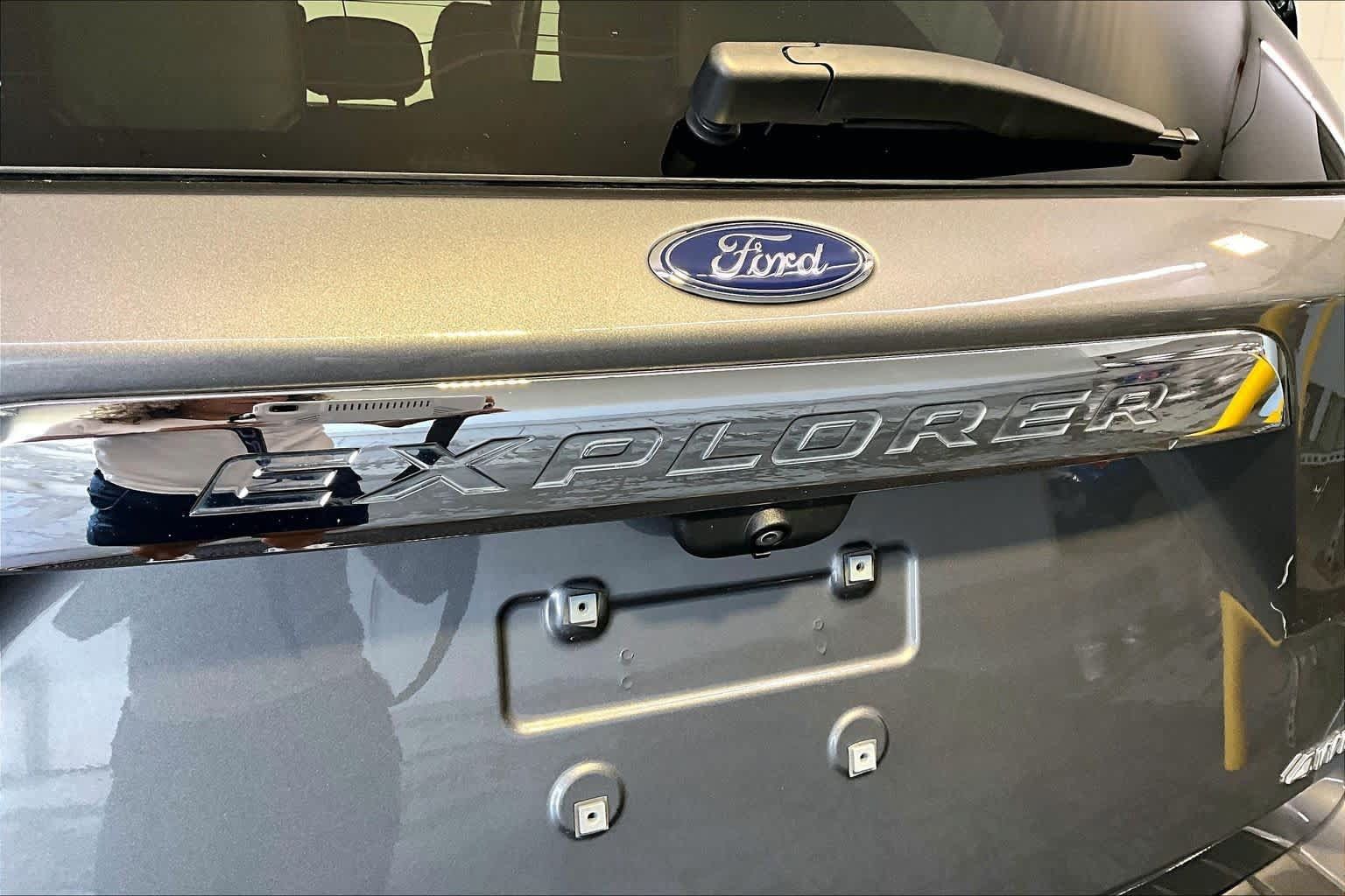 Used 2022 Ford Explorer Limited w/ Equipment Group 301A AWD/4WD image 10