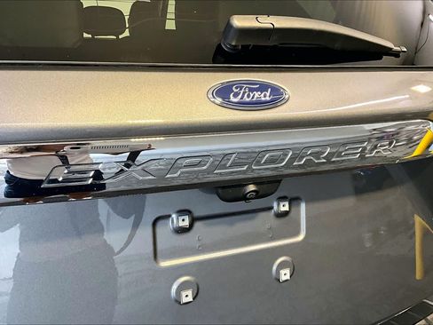 Used 2022 Ford Explorer Limited w/ Equipment Group 301A AWD/4WD image 10
