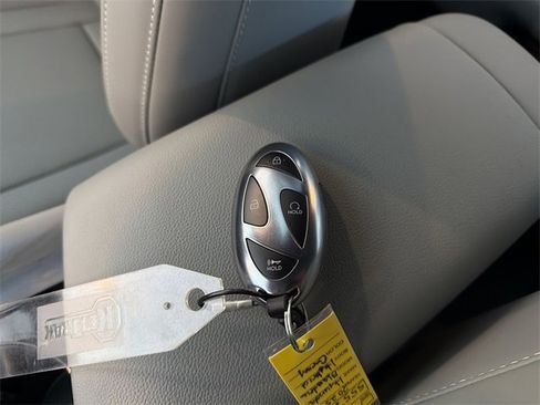 Used 2025 Hyundai Elantra Limited image 32