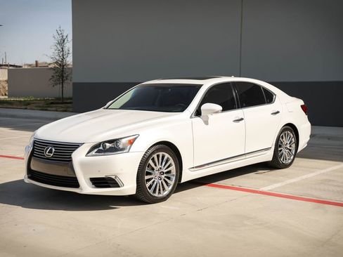 Used 2013 Lexus LS 460 w/ Comfort Pkg image 4