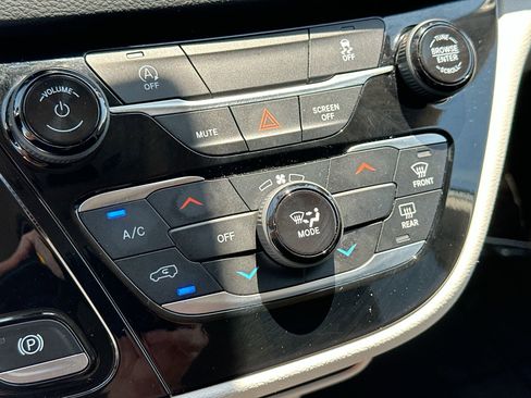 Used 2023 Chrysler Voyager LX image 10