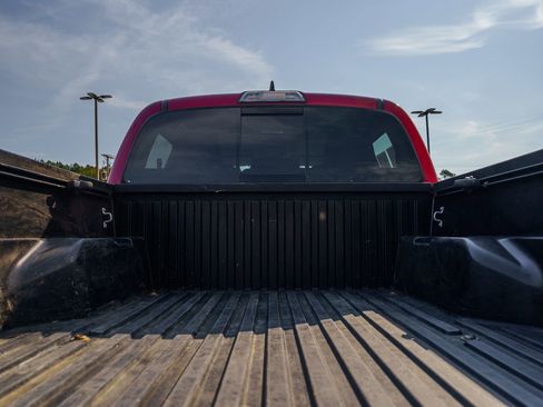 Used 2019 Toyota Tacoma SR5 RWD image 16