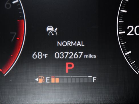 Used 2025 Honda Pilot Touring image 17