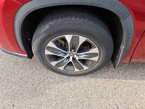 Used 2020 Toyota Highlander XLE image 3