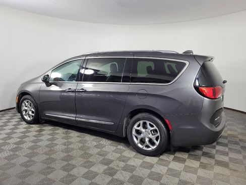 Used 2017 Chrysler Pacifica Limited FWD image 3