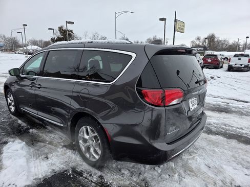 Used 2017 Chrysler Pacifica Limited image 8