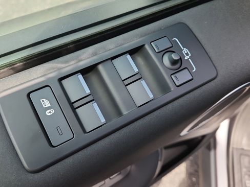 Certified 2025 Land Rover Discovery S image 10