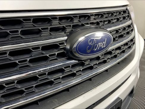 Used 2022 Ford Explorer XLT image 39