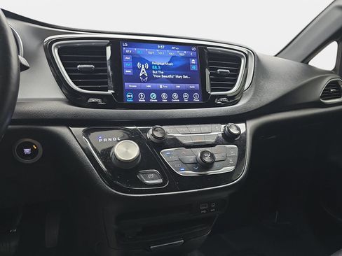 Used 2019 Chrysler Pacifica Touring-L w/ Advanced Safetytec Group FWD image 17