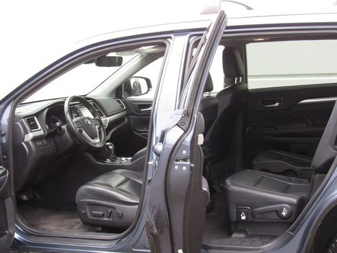 Used 2017 Toyota Highlander XLE AWD/4WD image 13