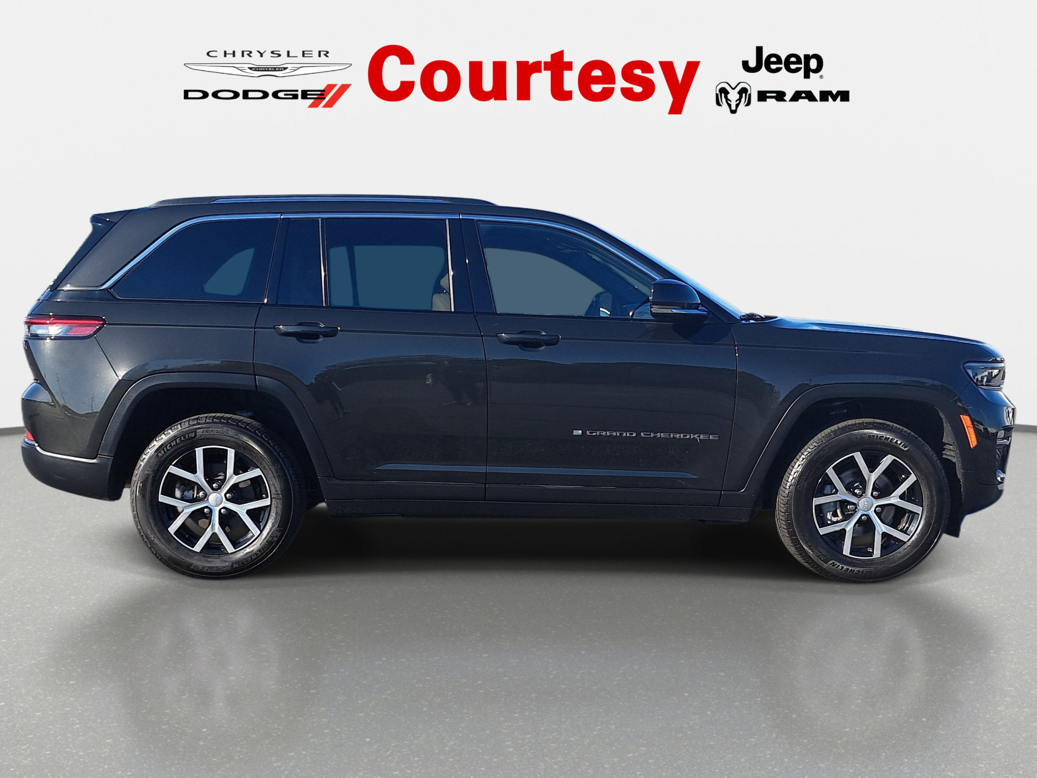 Certified 2023 Jeep Grand Cherokee Limited w/ Trailer Tow Prep Group (B) AWD/4WD image 3