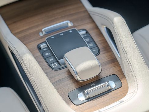 Used 2025 Mercedes-Benz GLS 450 4MATIC image 25