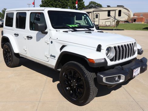 Used 2025 Jeep Wrangler Unlimited Sahara w/ Safety Group AWD/4WD image 3