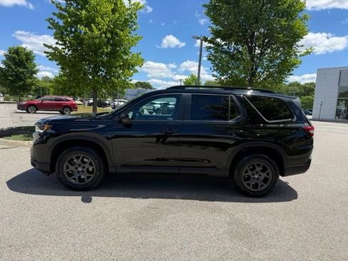 Used 2025 Honda Pilot TrailSport image 8