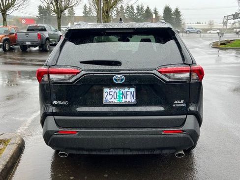 Used 2021 Toyota RAV4 XLE w/ XLE Grade Weather Package image 6