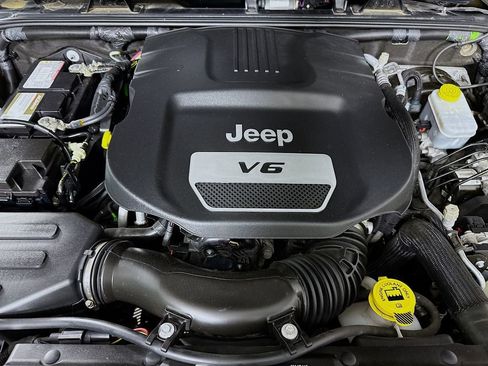 Used 2018 Jeep Wrangler Unlimited Sport w/ Connectivity Group AWD/4WD image 29