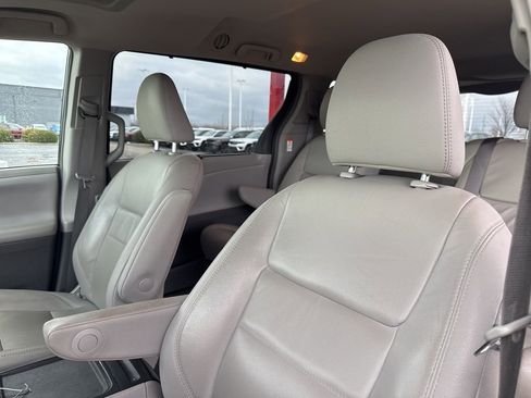 Used 2017 Toyota Sienna XLE image 14
