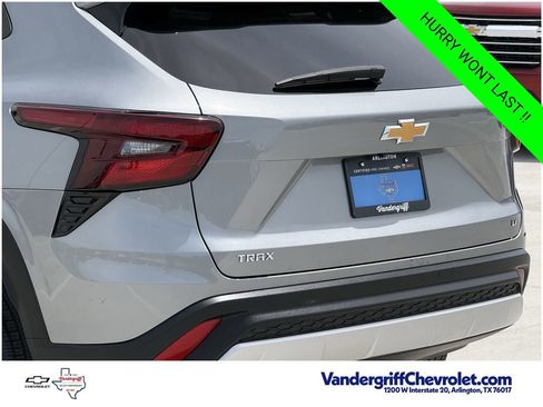 Certified 2025 Chevrolet Trax LT w/ LT Convenience Package FWD image 6