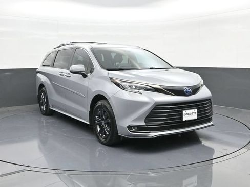 Used 2024 Toyota Sienna XLE Woodland Edition AWD/4WD image 22