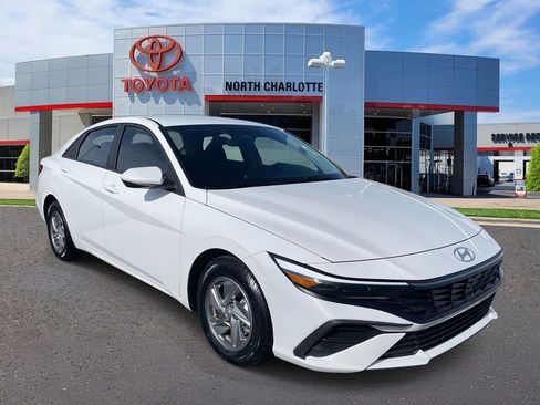 Used 2024 Hyundai Elantra SE image 3