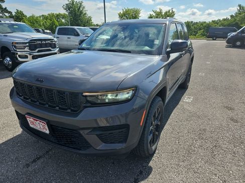 Used 2024 Jeep Grand Cherokee Altitude AWD/4WD image 3