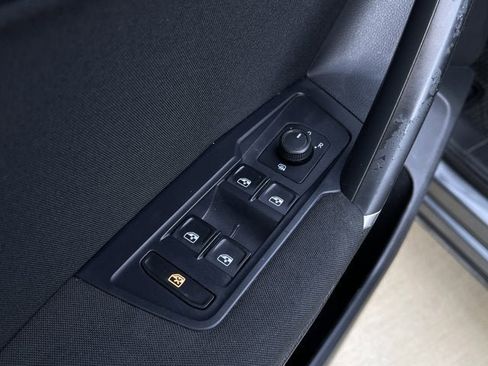 Used 2018 Volkswagen Tiguan S image 10