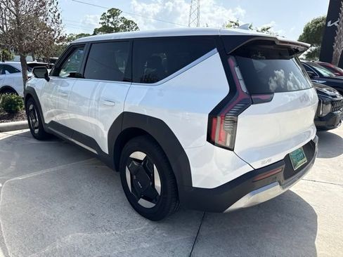 Used 2024 Kia EV9 Light Long Range RWD image 4