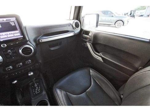 Used 2017 Jeep Wrangler Unlimited Rubicon w/ Connectivity Group AWD/4WD image 11