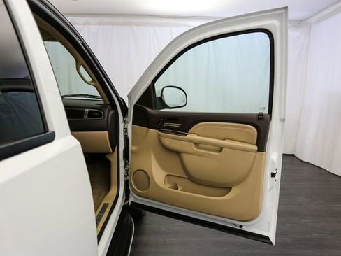 Used 2011 GMC Yukon XL Denali AWD/4WD image 17