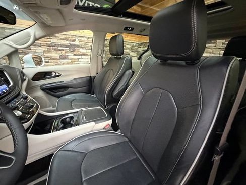 Used 2022 Chrysler Pacifica Limited FWD image 12