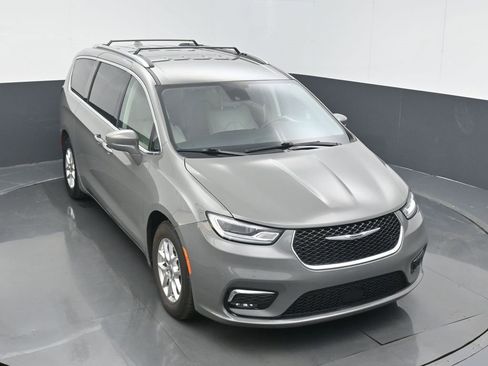 Used 2021 Chrysler Pacifica Touring-L image 3