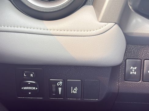 Used 2018 Toyota RAV4 XLE AWD/4WD image 18