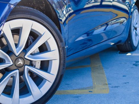 Used 2021 Tesla Model 3 Standard Range Plus image 4