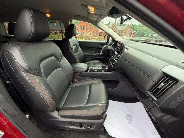 Used 2023 Nissan Pathfinder SL AWD/4WD image 3
