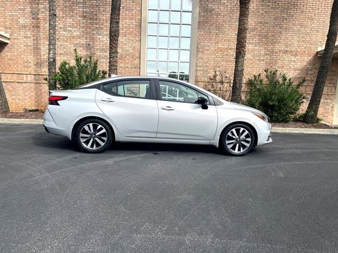 Used 2020 Nissan Versa SR image 5