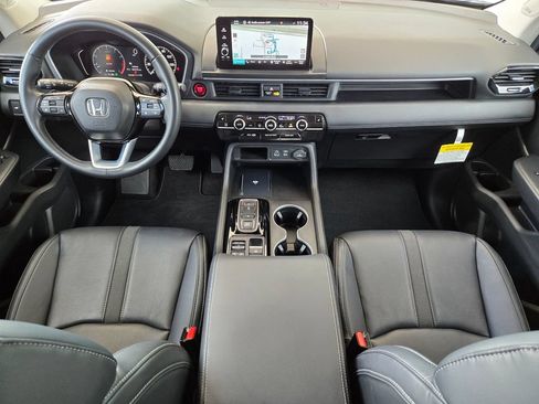 Used 2025 Honda Pilot Touring image 16