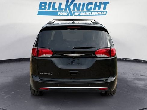 Used 2017 Chrysler Pacifica Touring-L w/ Tire & Wheel Group FWD image 4