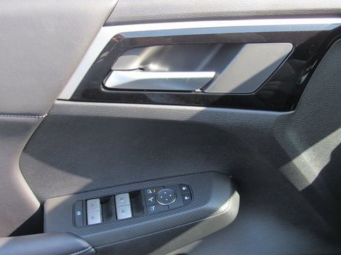 New 2025 Mitsubishi Outlander SE image 12