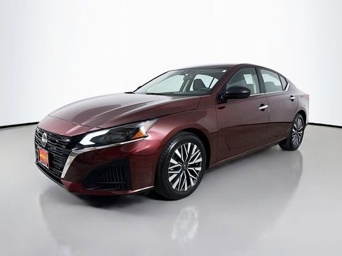 Used 2024 Nissan Altima 2.5 SV FWD image 3