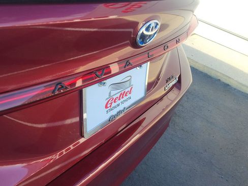 Used 2021 Toyota Avalon XSE image 5