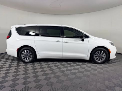 Used 2025 Chrysler Pacifica Select FWD image 3