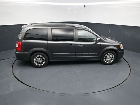 Used 2016 Chrysler Town & Country Touring-L w/ Driver Convenience Group image 41