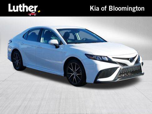 Used 2023 Toyota Camry SE image 1